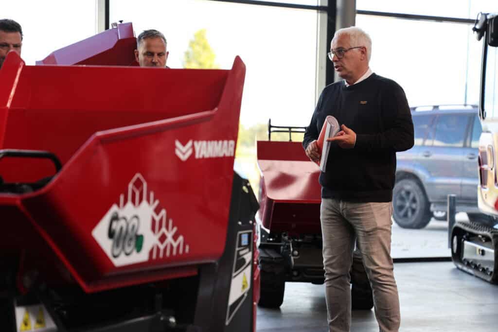 Kundendienstmedewerker bespreekt tractortechniek bij Geert-Jan de Kok B.V.