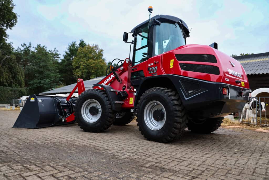 Compacte Yanmar 120 skid steer loader op oprit, klaar voor landbouw- en bouwtaken.