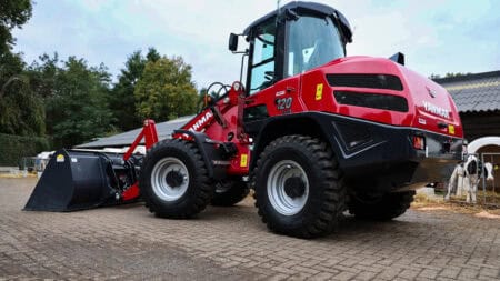 Compacte Yanmar 120 skid steer loader op oprit, klaar voor landbouw- en bouwtaken.