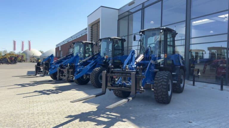 3 skepmachines in de showroom van Geert-Jan de Kok B.V., gespecialiseerd in agrarische en bouwmachines.