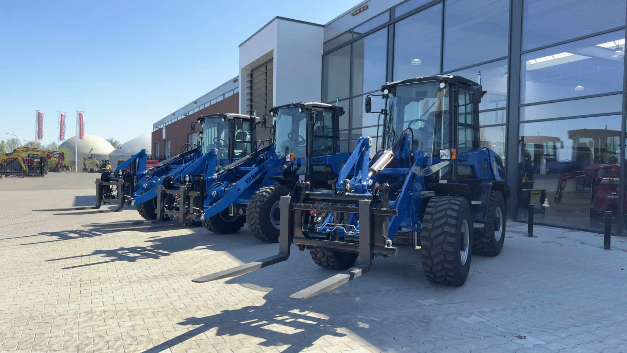3 skepmachines in de showroom van Geert-Jan de Kok B.V., gespecialiseerd in agrarische en bouwmachines.