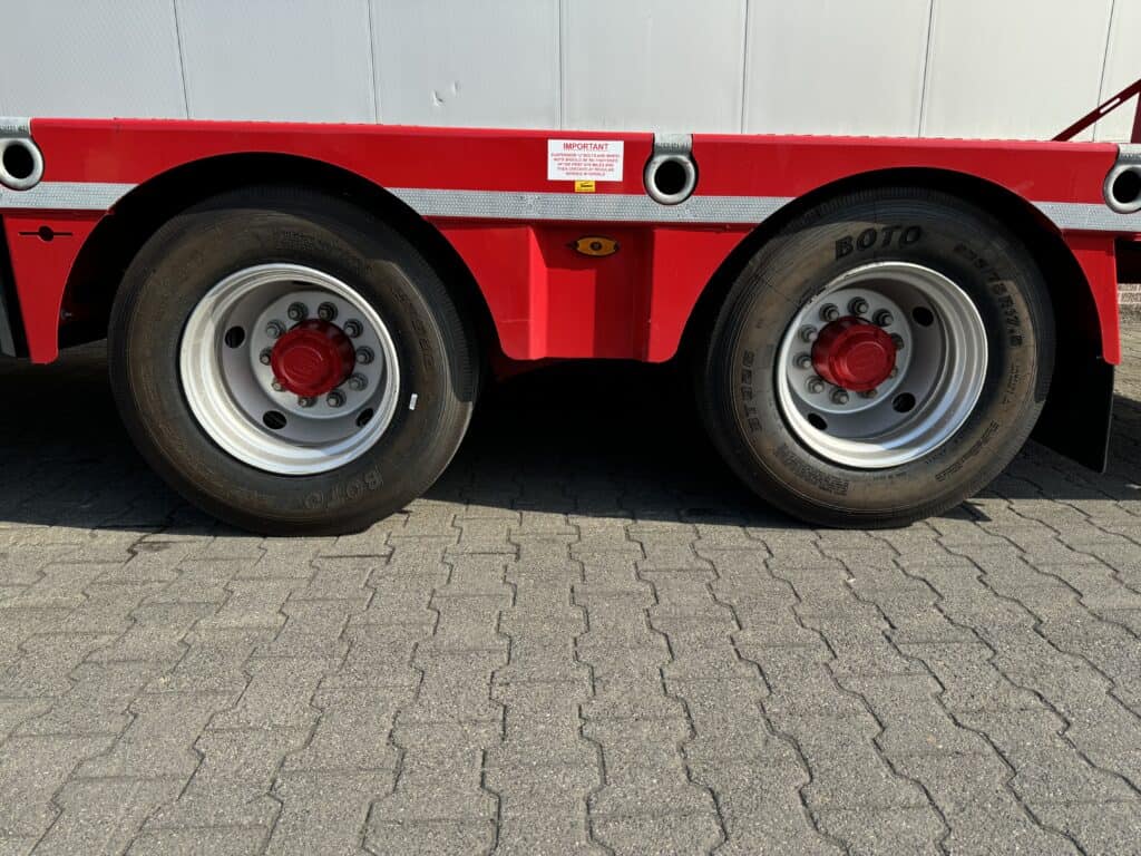 Robuuste transportwielen op een gemeubileerde trailer, ideaal voor logistieke en bouwprojecten.