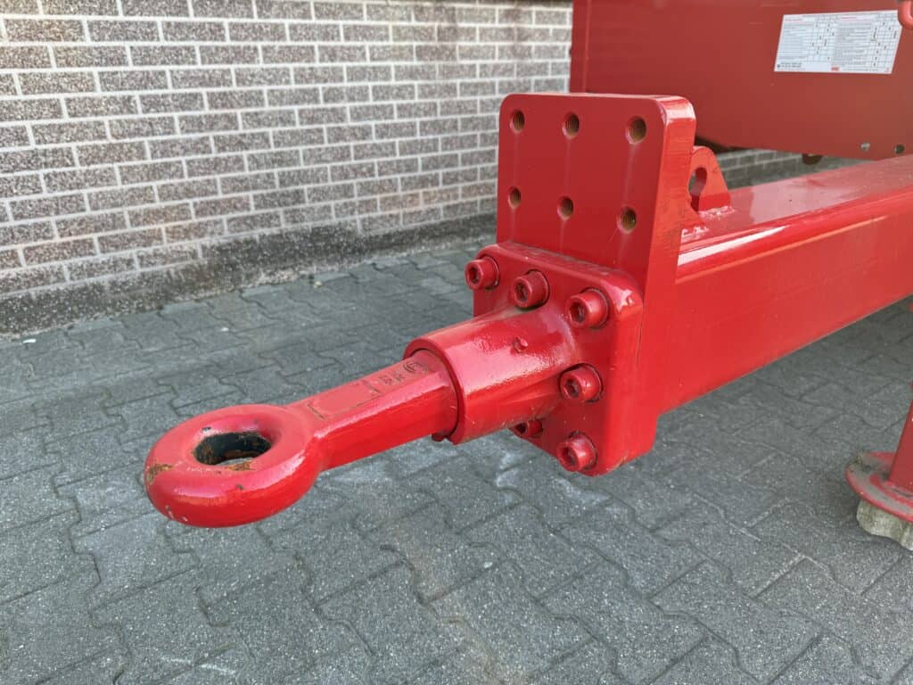 - Koppeling voor trailer, robuust en gekleurd in rood, geschikt voor zwaar transport.