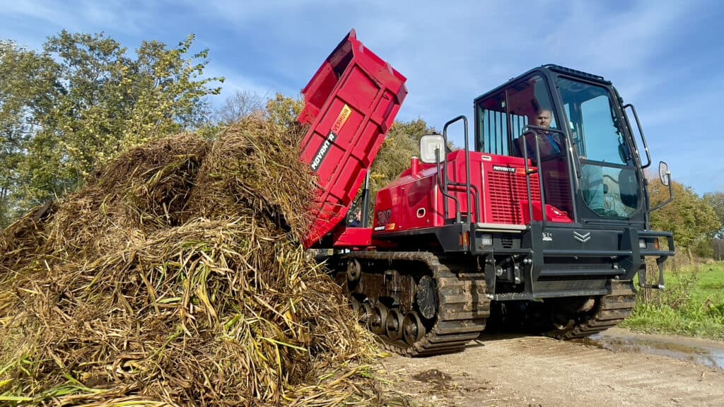 Efficiënte grondbewerking met minitractor en bosbouwmachine, ideaal voor tuin- en terreinonderhoud.