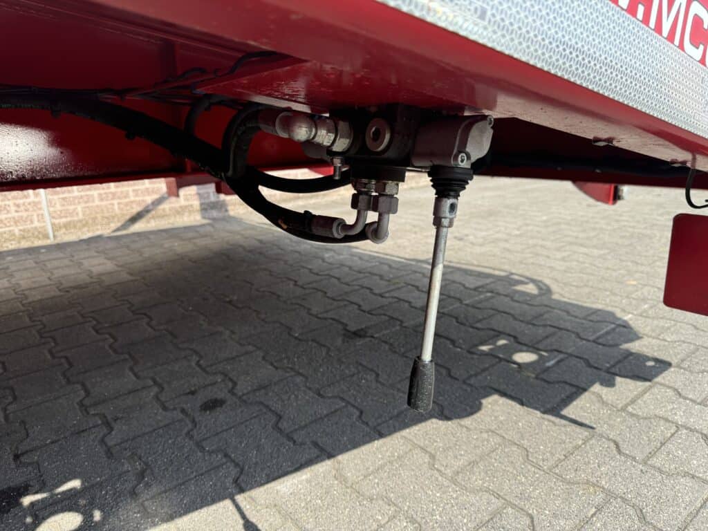 Hydraulische steun onder een brandweerslanghaspel of pompinstallatie.