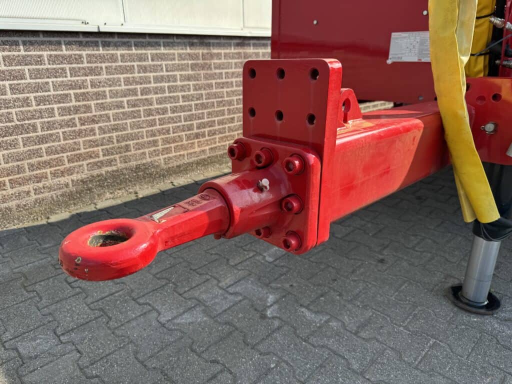 Steekwagen voor zwaar bouwmaterieel, gekleurd rood, bij Geert-Jan de Kok B.V.