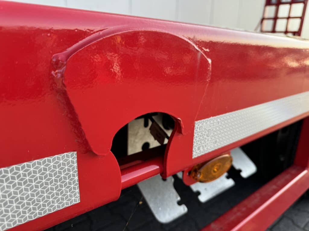 1.Reflector en rood voertuigdeel van Geert-Jan de Kok BV, specialist in voertuigreparatie en -onderhoud.