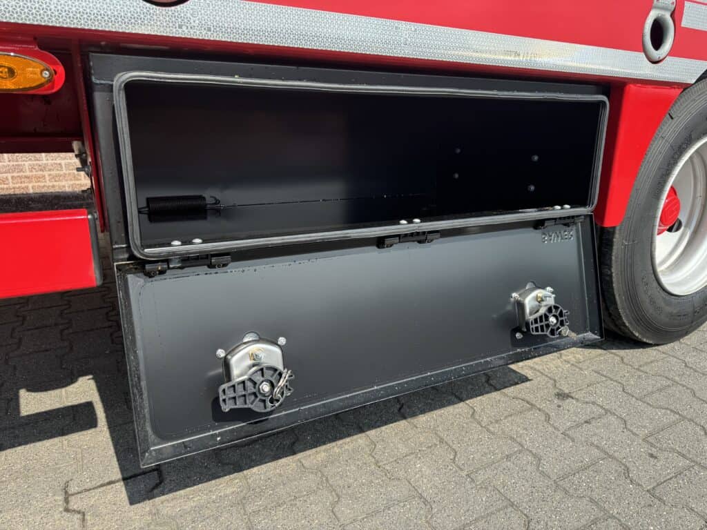 Hoogwaardige brandweerwagen met uitrustingsbak en waterpomp, ontworpen door Geert-Jan de Kok B.V.
