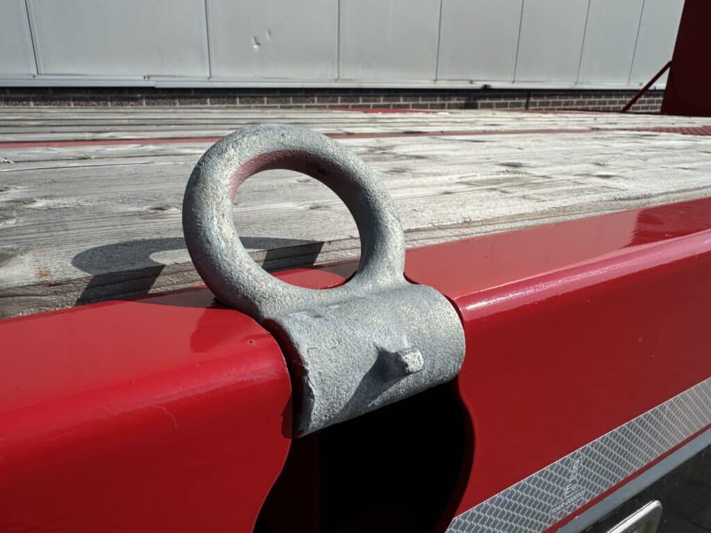 Robuuste bootklem aan het roer van een reddingsboot, geschikt voor maritieme veiligheid en maritiem onderhoud.