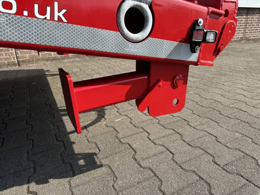 Robuste rode trailer hitch voor bedrijfswagen, geschikt voor veilig aankoppelen en transport.