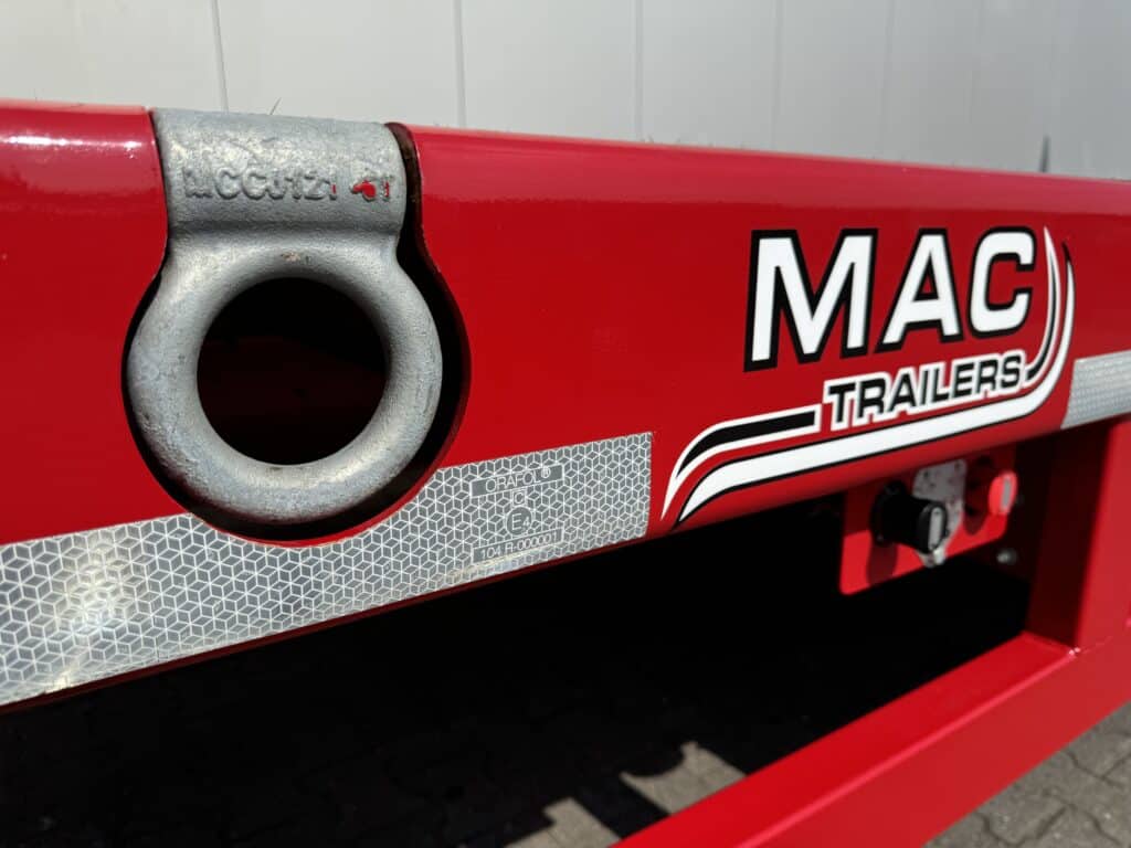Metaalhaken van een Mac Trailer op een rode trailer, close-up van de industriële bevestiging.
