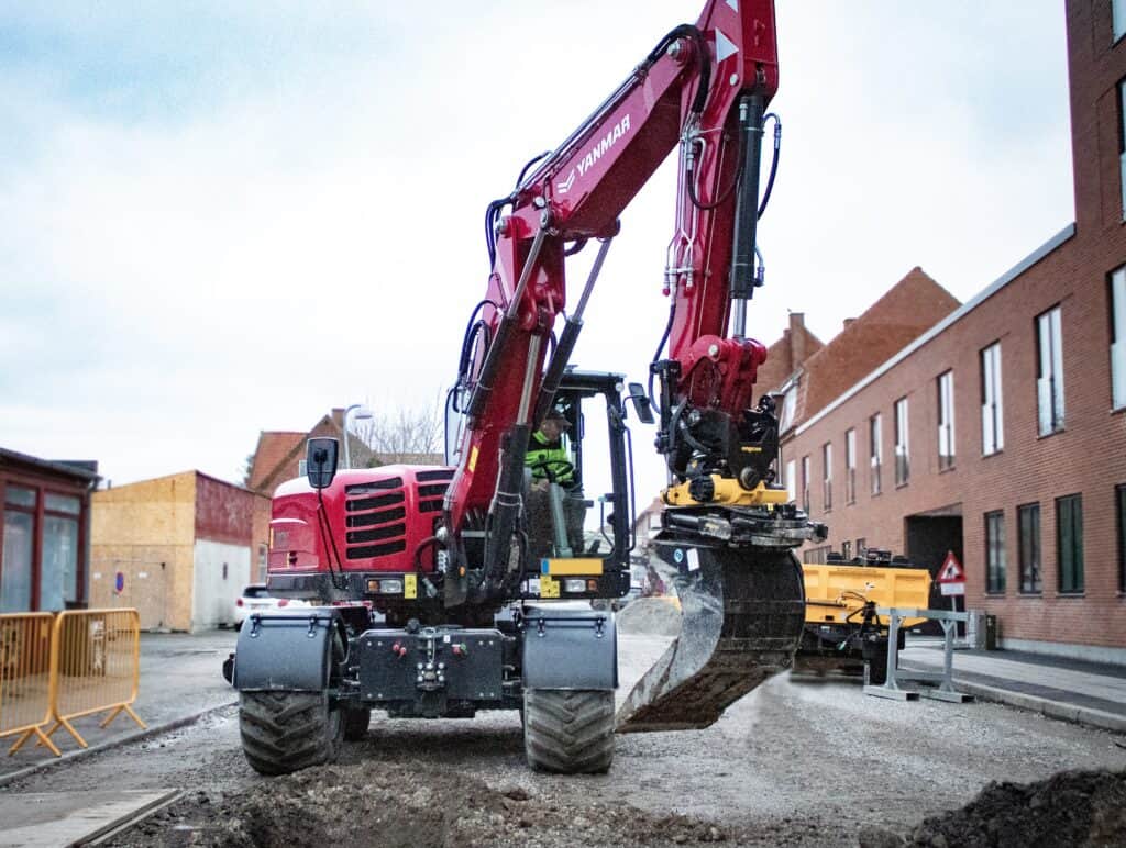 1. Compact graafmachine op stadsroute voor bouw- en infraprojecten.