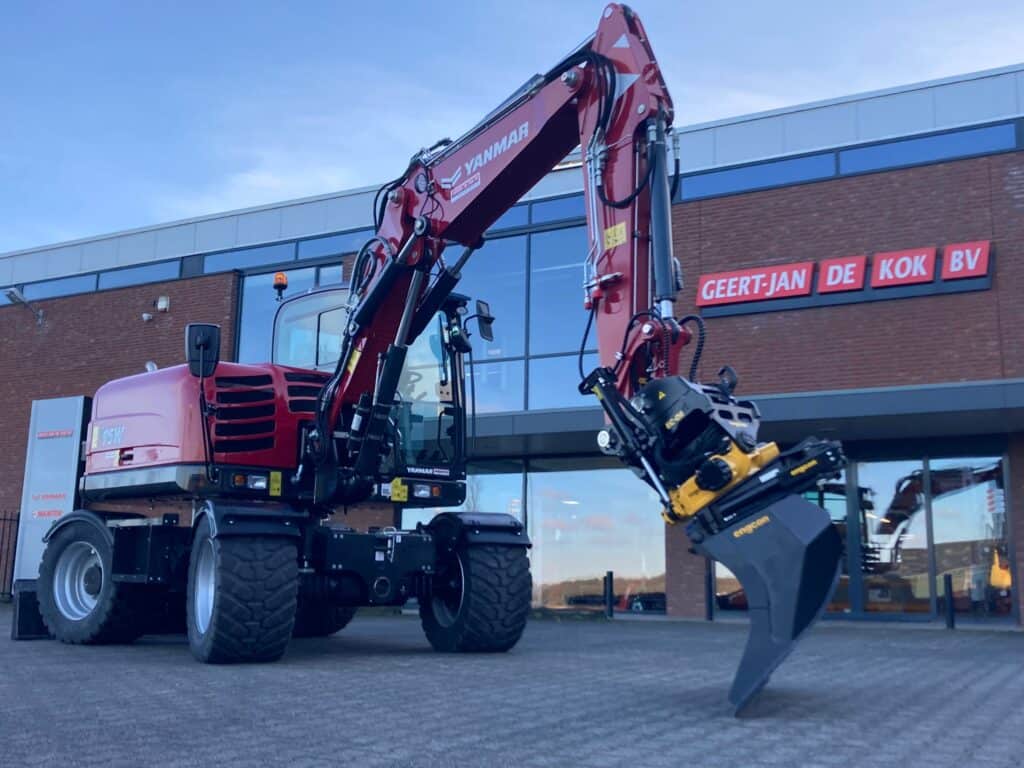 Steigerbare graafmachine van Yanmar bij Geert-Jan de Kok B.V. voor bouw- en grondverzet werkzaamheden.