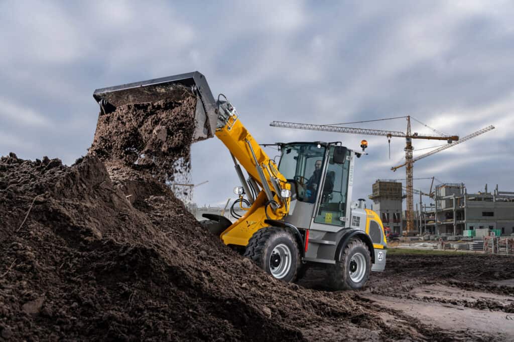Zware graafmachine op bouwterrein voor grondverzet en engineeringprojecten.
