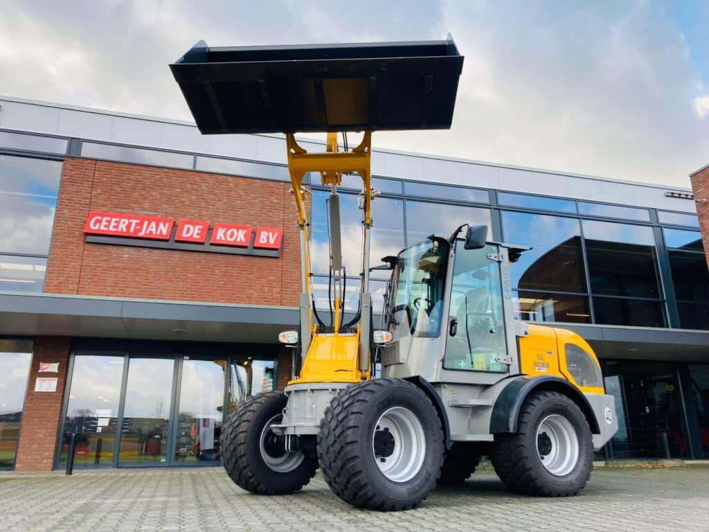 Robuuste wegenbouwmachine voor industrieel en civiel gebruik bij Geert-Jan de Kok BV.