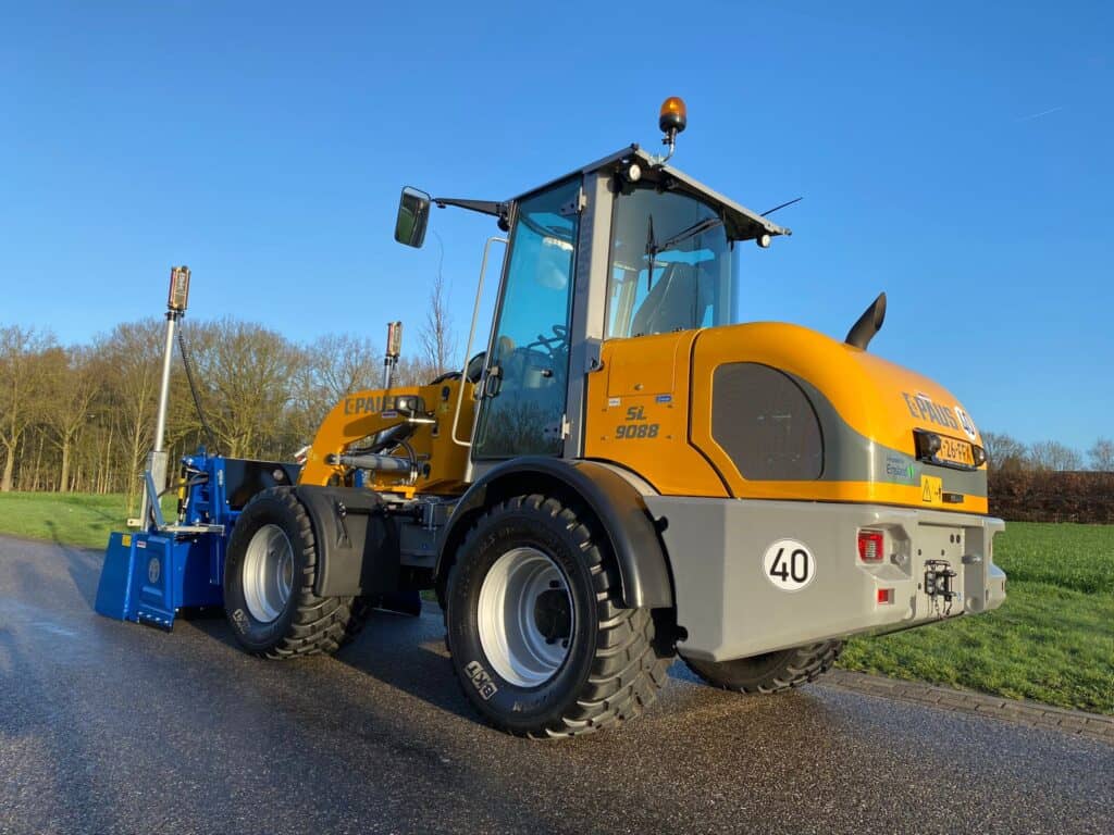 Betonstrooier op weg voor professionele wegenbouw en infrastructuurprojecten.