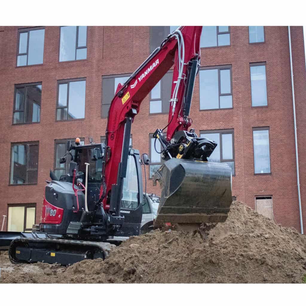 Zware graafmachine van Yanmar op bouwplaats met zandbult voor constructiewerkzaamheden.