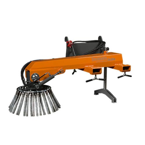 Robuuste groenreinigingsmachine met verstelbare borstel en hydraulische functies.