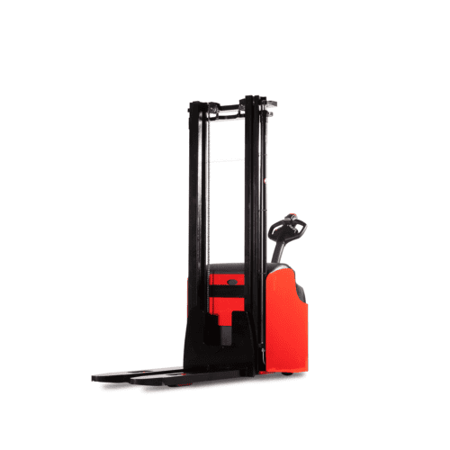 Schuinview van een elektrische stapelaar met palletvork, zwart en rood, gebruikt in logistiek.