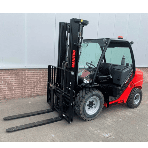 Veiligheidswagen met heftruck voor materiaaltransport en logistieke werkzaamheden.