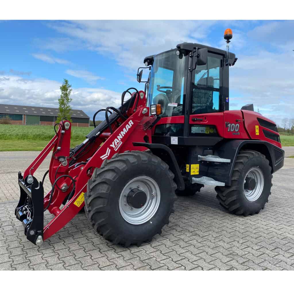 1. Kleurijke Yanmar tractor met cabine en frontlader, ideaal voor landbouw en tuinwerk.