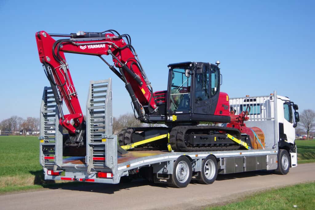 Zware bouwmachine op transportwagen voor engineering en infrastructuur.