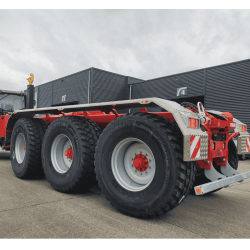 Robuuste zware lading trekker met grote banden voor industriële toepassingen.