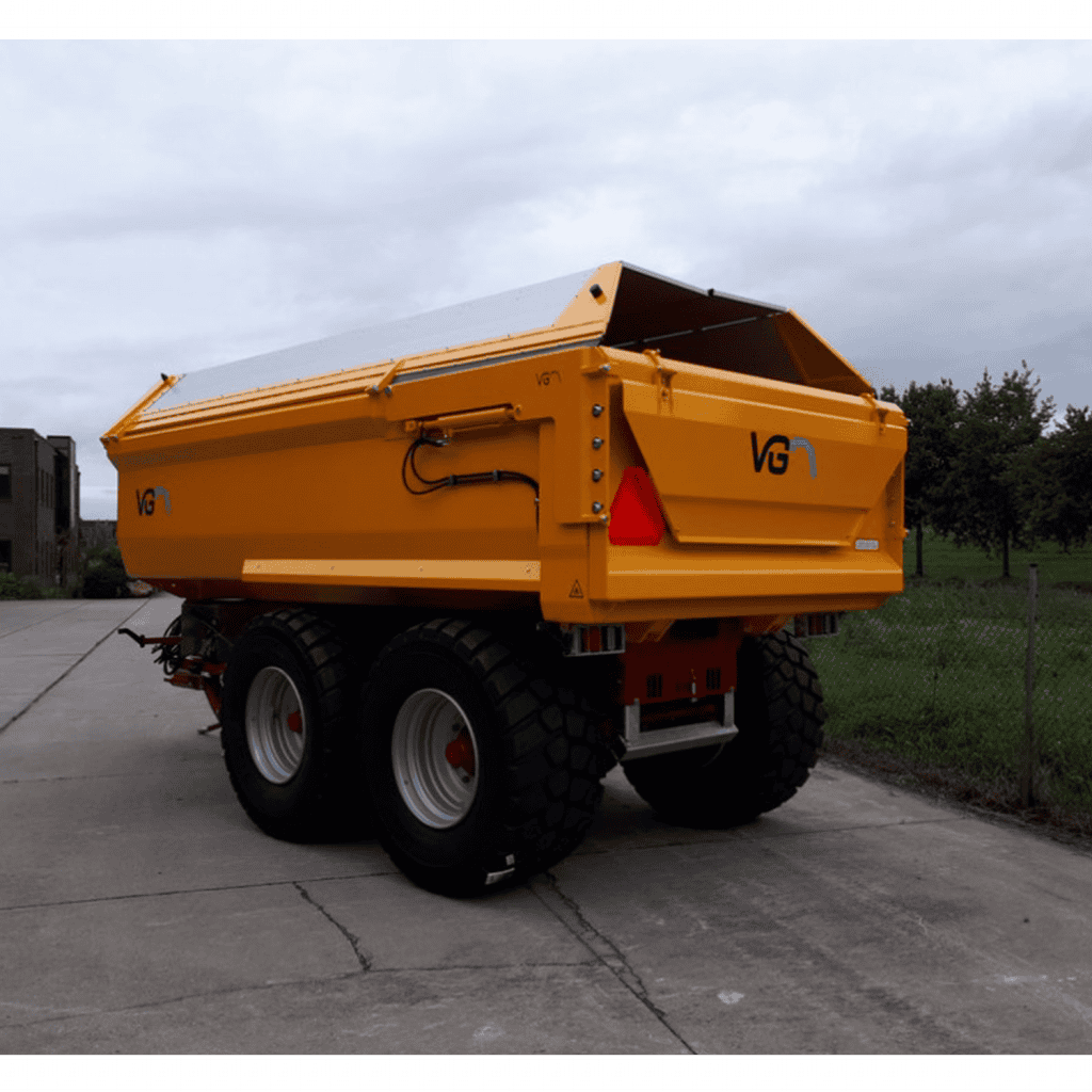 Binnenvaartuigaanhanger met robuuste banden voor zwaar transport.