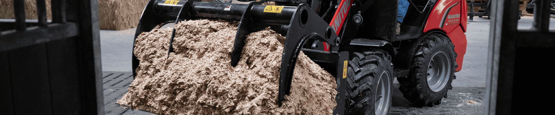 Klepelmachine met gehakseld materiaal voor land- en tuinbouw, krachtige landbouwmachines.