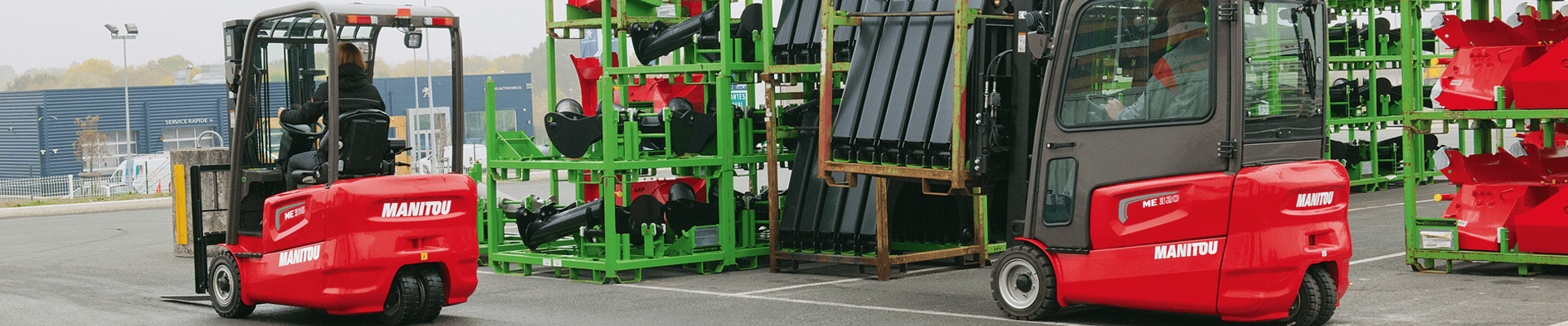 1. Geautomatiseerde magazijn logistiek met elektrische heftrucks en opslagrekken.