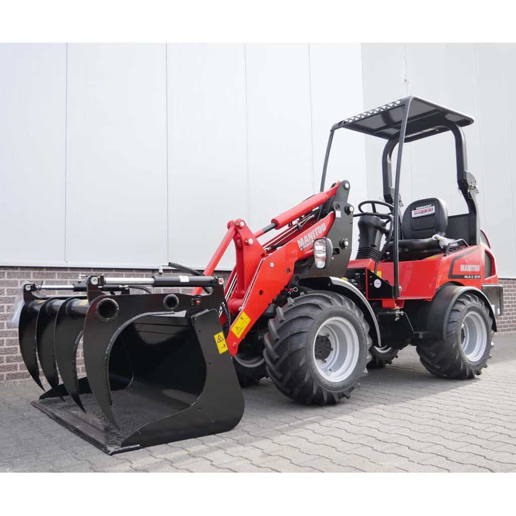 Hoogwaardige mini-trekker met grijper voor landbouw en tuinwerkzaamheden.