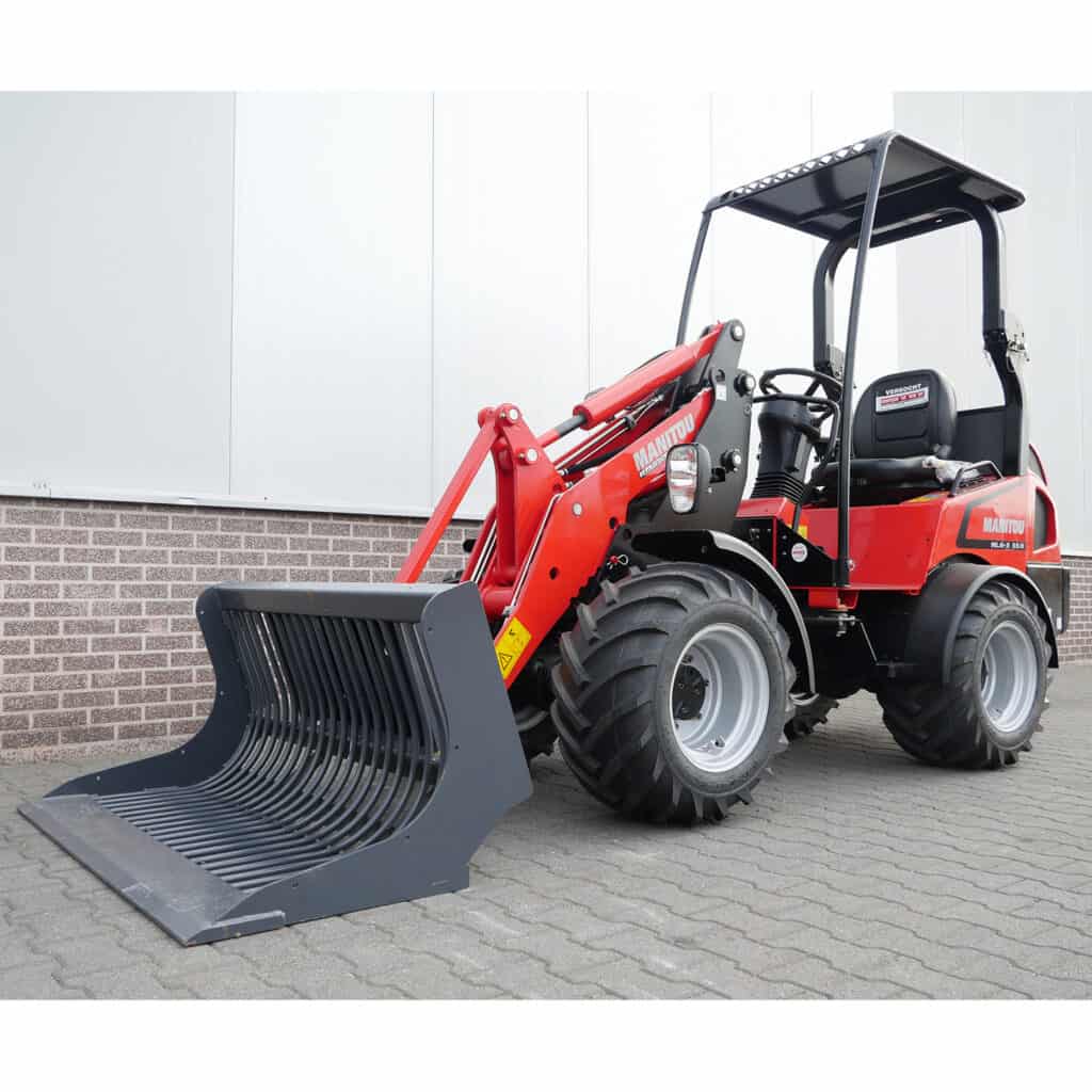 Robuuste rode vorkheftruck met bijbehorende graafbak, geschikt voor industriële projecten.