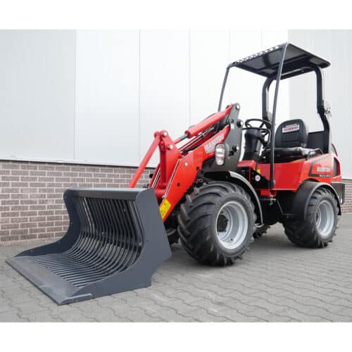 Robuuste rode vorkheftruck met bijbehorende graafbak, geschikt voor industriële projecten.