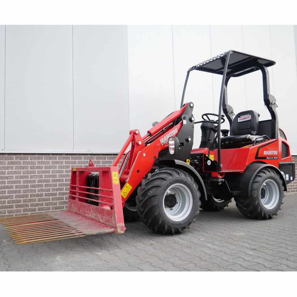 Schrijfmachine met laadbak en cabine voor tuin- en hovenierswerkzaamheden.