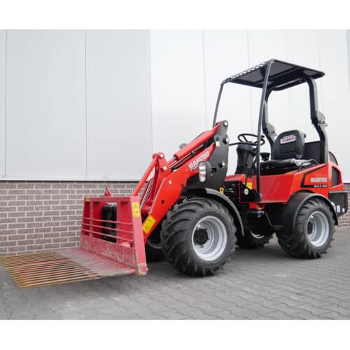 Schrijfmachine met laadbak en cabine voor tuin- en hovenierswerkzaamheden.