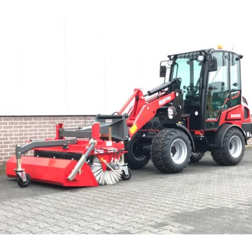 Efficiënte schoonmaaktractor voor tuin en terreinonderhoud met cabine en borstels.