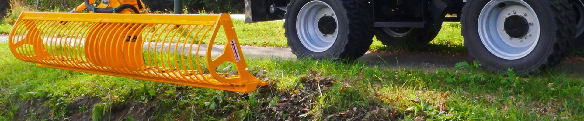 Veegmachine voor terreinonderhoud op gras, geschikt voor land- en tuinbouw, aangesloten op tractor.
