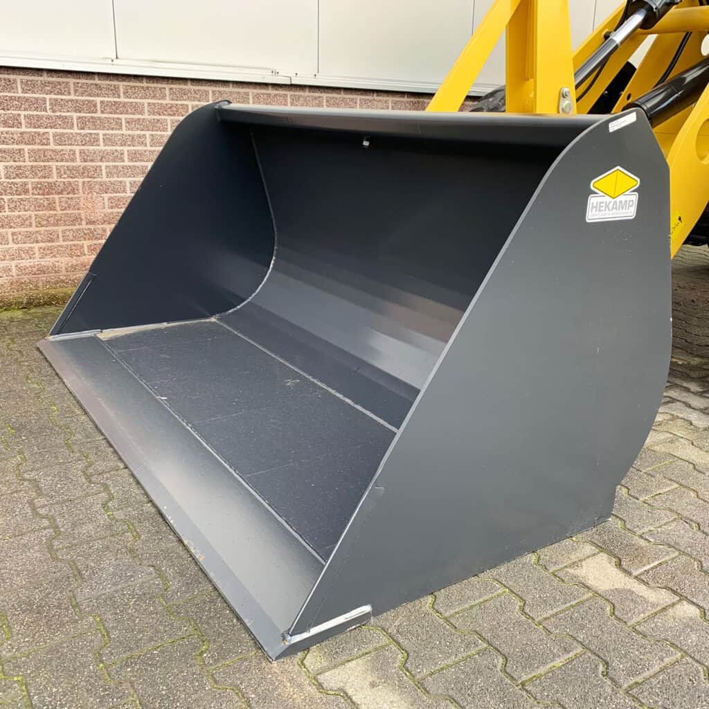 Robuuste graafbak voor landbouwmachines en bouwprojecten.