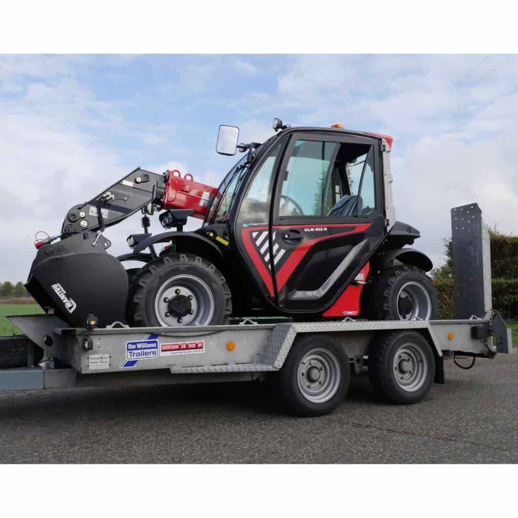 Ultieme compacte staal zoals machinetransporter met laadbak en verreiker.