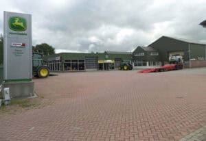 John Deere dealer in Nederland met tractoren in de showroom.