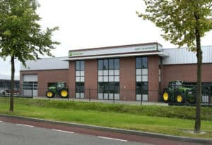 2. Geert-Jan de Kok BV beschikt over moderne bedrijfsgebouwen en landbouwmachines.