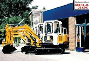Kleine graafmachine bij Geert-Jan de Kok B.V. voor de bouw en machineverhuur.