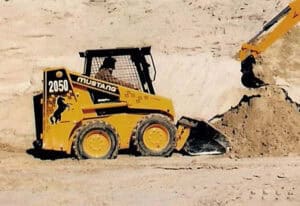 Mini graafmachine bij grondwerkzaamheden op bouwplaats.