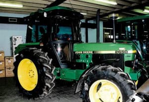 Robuuste groene tractor van John Deere met gele velgen, geschikt voor landbouw en Demopark toepassingen.