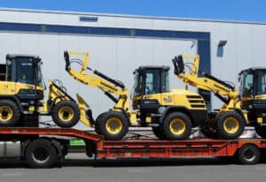 Bakfietsen op transportwagen voor bouwmaterialen, Yanmar graafmachines, bouwmachines, bouwbedrijf, logistiek.