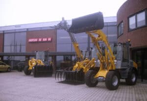 Steengräper en bouwmachines van Geert-Jan de Kok B.V. voor grond- en funderingswerken.