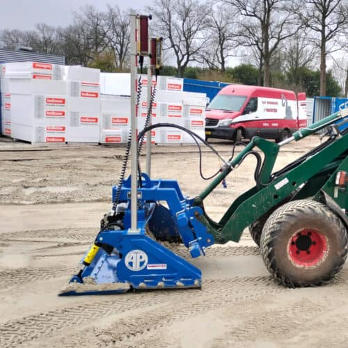 Efficiënte tuinbemesting met geavanceerde sproeier op bouwterrein.