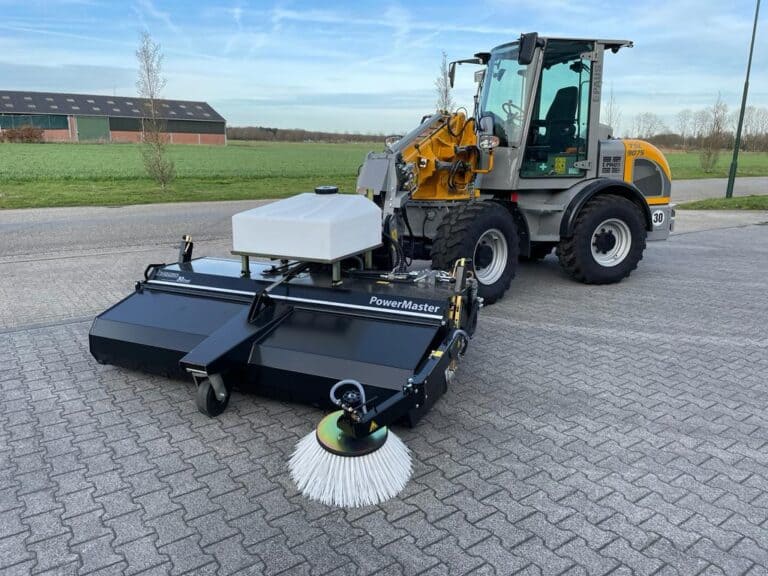 - Efficiënte straatreiniger op bouwdijk voor schoon en veilig wegdek.