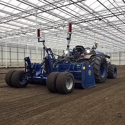Stalwagen voor landbouw en tuinbouw binnen een kas of serre.