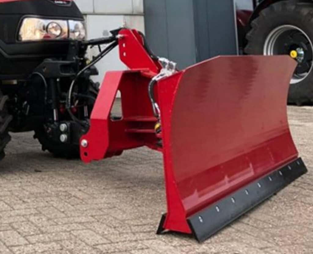 Grote roodbladige sneeuwschuif voor tractoren en zwaar werk, geschikt voor winter- en landbouwwerktuigen.